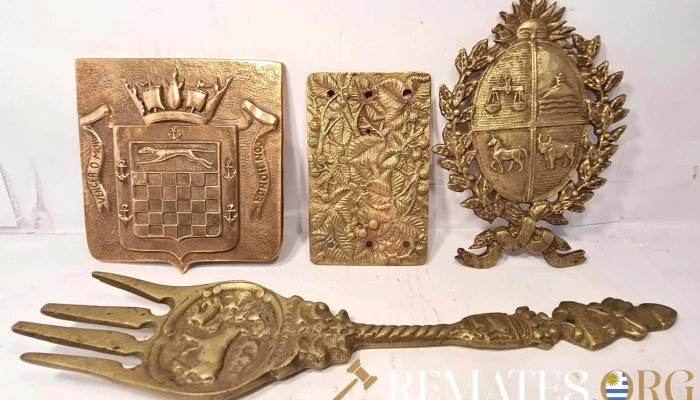 Escudos y placa de bronce macizo