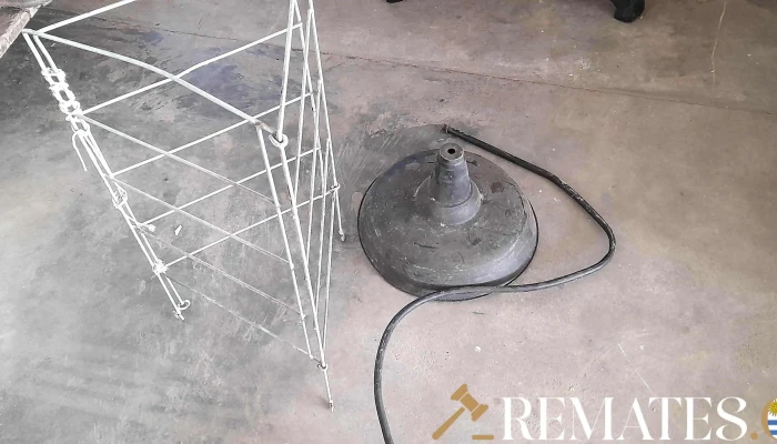 estante en alambre y porta lampara