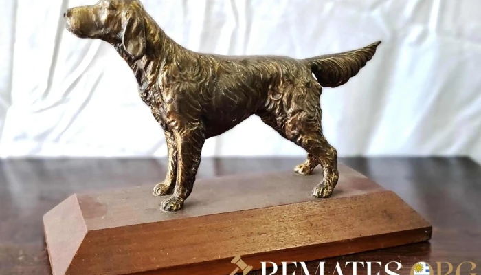 Estatuilla perro en bronce sobre madera