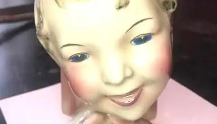 Figura de rostro de mujer y 2 figura de 2 gansos