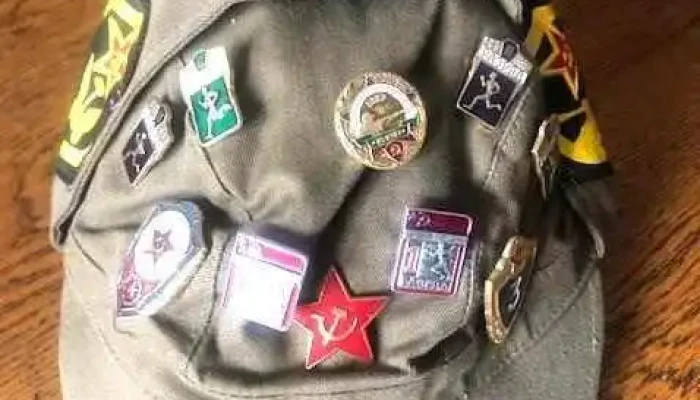 Gorro militar ruso con insignias