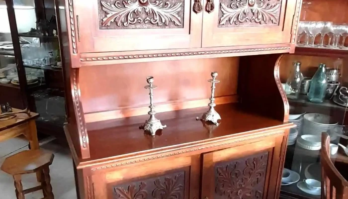 Gran aparador macizo tallado con caja fuerte en el interior