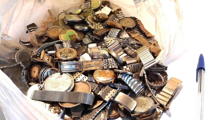 Gran lote de relojes y repuestos varios