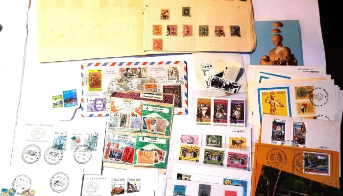 Gran lote de sellos y tarjetas postales