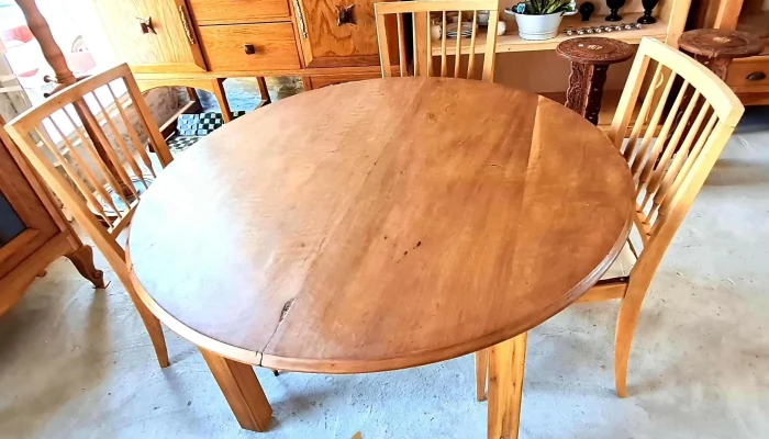 Gran mesa de comedor en cedro restaurada y lustrada