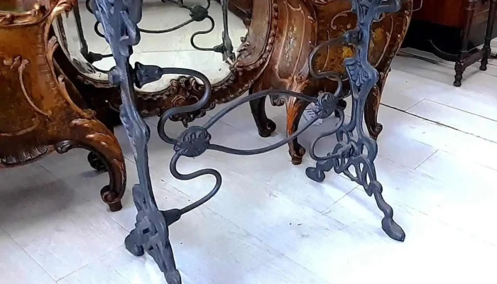 Hermosa mesa pie de hierro Art Nouveau y vidrio negro grueso