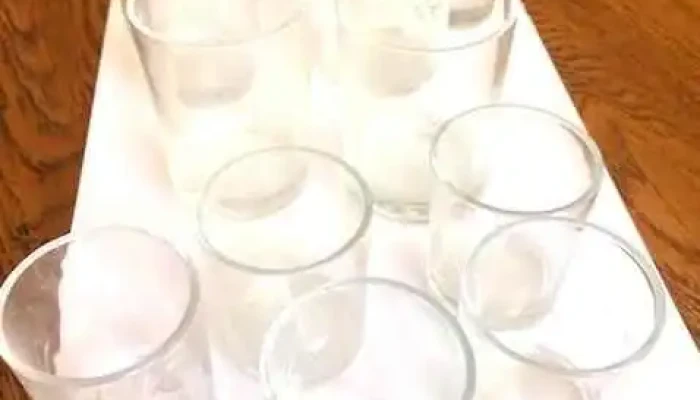 Hielera y 10 vasos 5 pequeños y 5 medianos