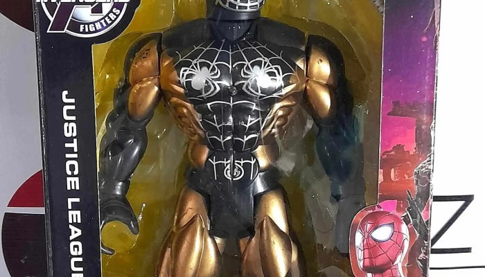 hombre araña negro y dorado