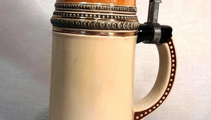 Jarra antigua de cerveza tapa de peltre