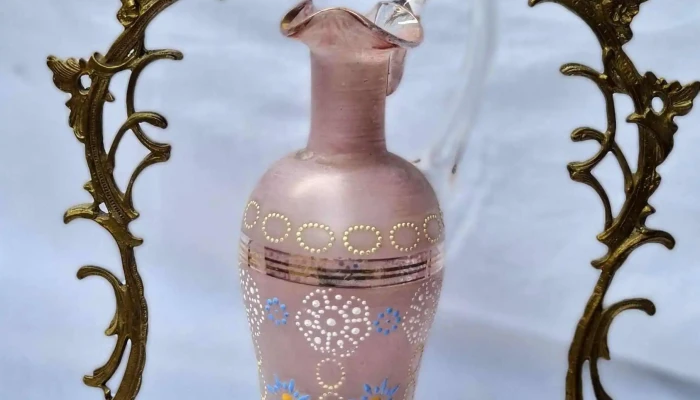 Jarra pintada a mano con base en bronce