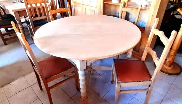 Juego de mesa y 4 sillas en pino brasil