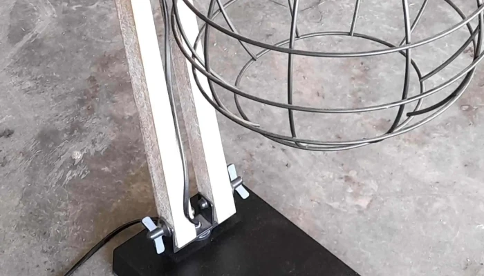 lampara base de madera regulable y pantalla de alambre moderna