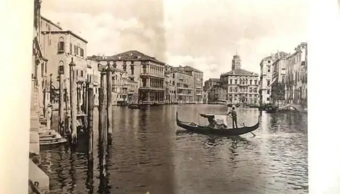 Libro antiguo con fotos de Venecia