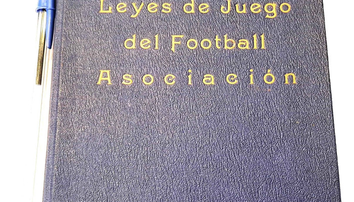Libro Leyes de Juego del Football 1936 firmado por Anibal Zapican Falco Pte. Nacional (compro Gran Parque Central)