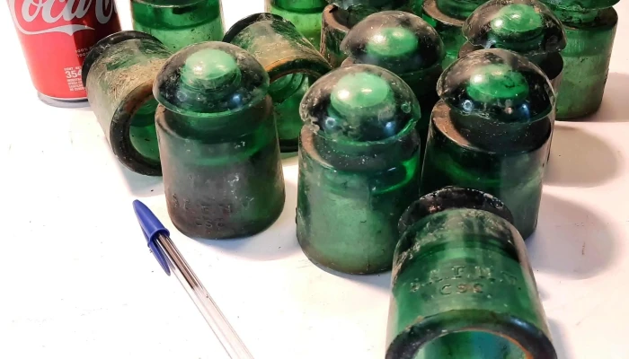 Lote de 14 aisladores de vidrio verde Safnv con roturas y sin limpiar