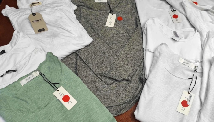 Lote de 16 remeras de manga larga de dama (nuevas)