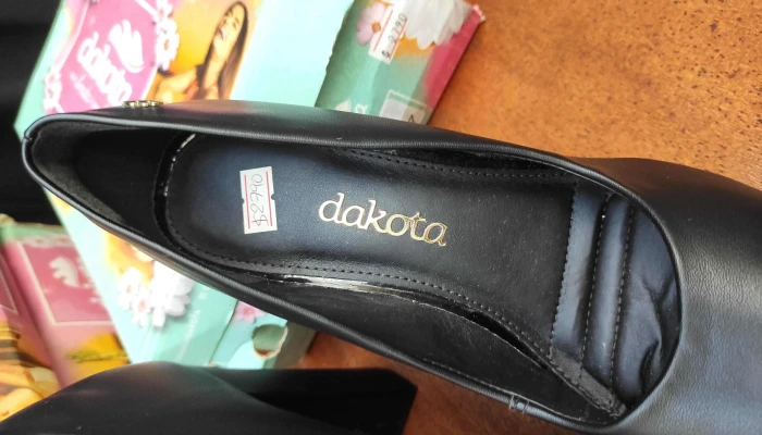 Lote de 9 pares de zapatos de cuero para dama, de talles variados