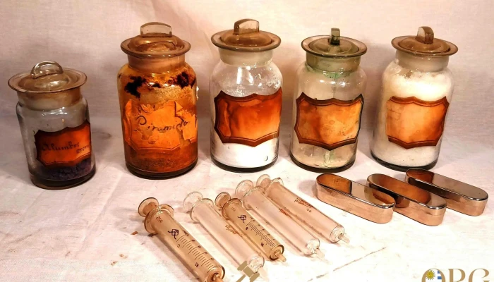Lote de articulos de farmacia antiguo