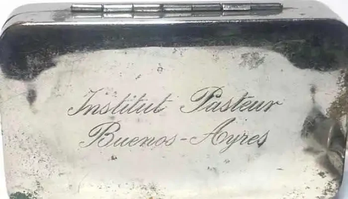 Lote de jeringas antiguas con cajita que dice Institut Pasteur Buenos Ayres