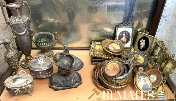 Lote De Piezas De Metal Y Cuadros En Miniatura