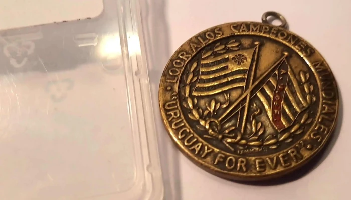 Medalla Campeones Olímpicos 1924 con dedicatoria del Pte. Serrato