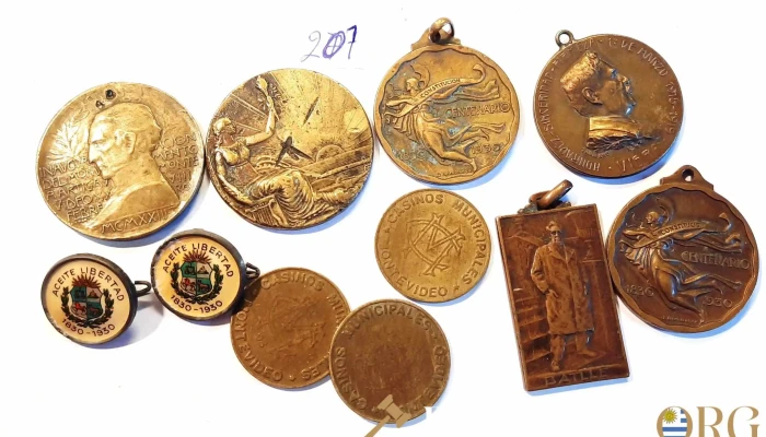 Medallas Batlle, Viera, Artigas fichas y 2 pins Aceite Libertad 1830-1930
