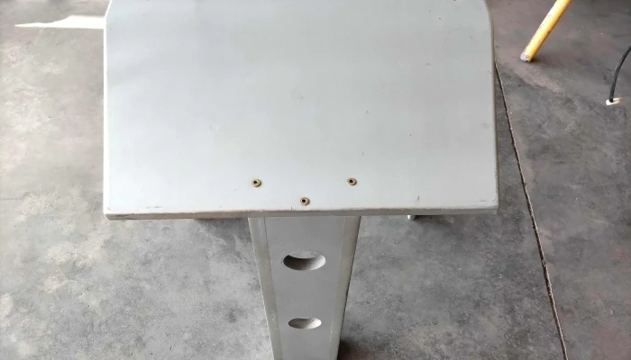 mesa de 3 patas gris