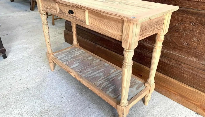 Mesa De Arrimo 1 Cajon Patas Torneadas En Pinotea 1,13 X 0,40 X 0,83 Alto