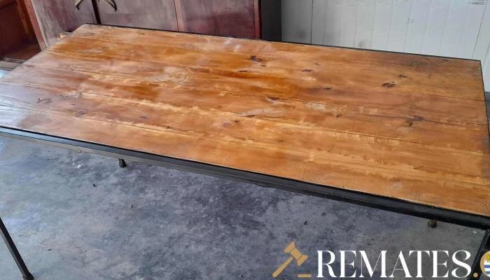 mesa de comedor base de hierro y tapa de madera