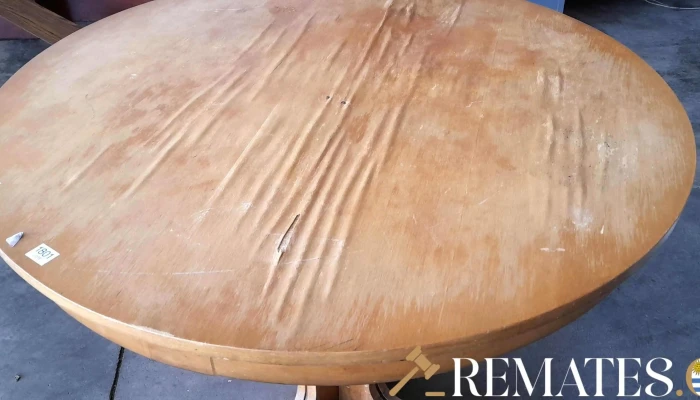 mesa de comedor en madera tapa circular pie central