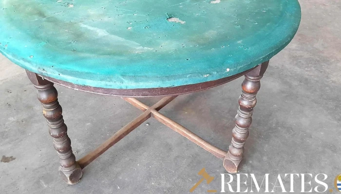 mesa de juego tapa circular tapete verde patas torneadas