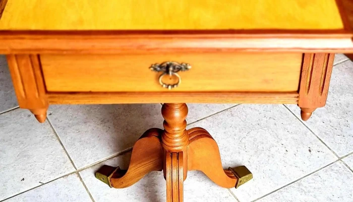 Mesa de luz inglesa restaurada y lustrada impecable