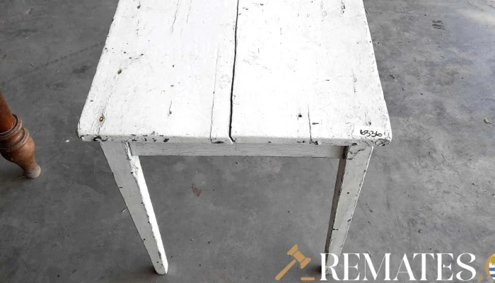 mesa de madera pintada de blanco