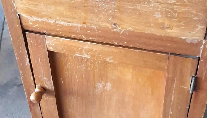 mesa de noche en madera 1 puerta 1 cajon