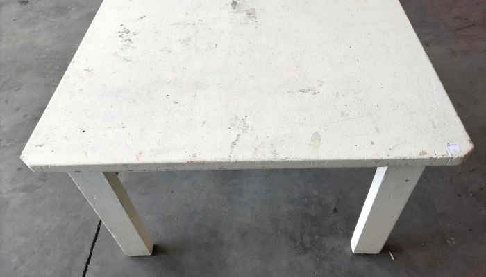 mesa ratona de madera pintada de blanco