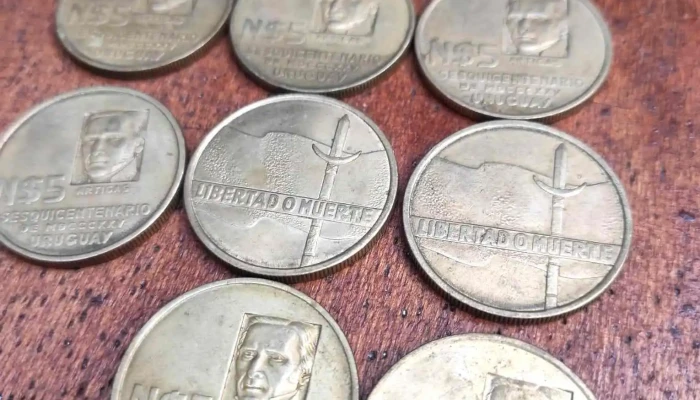 monedas de N$5 con rostro de Artigas y en el anverso Libertad o Muerte