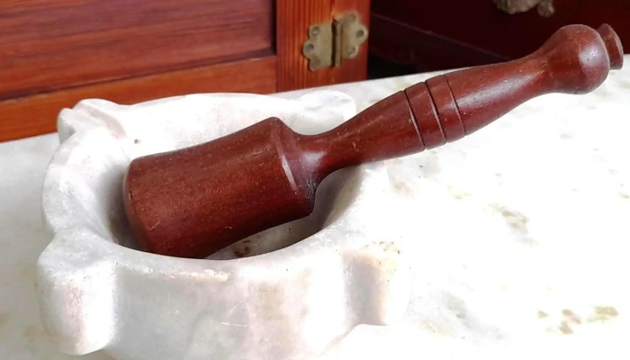 Mortero mármol farmacia con manito madera