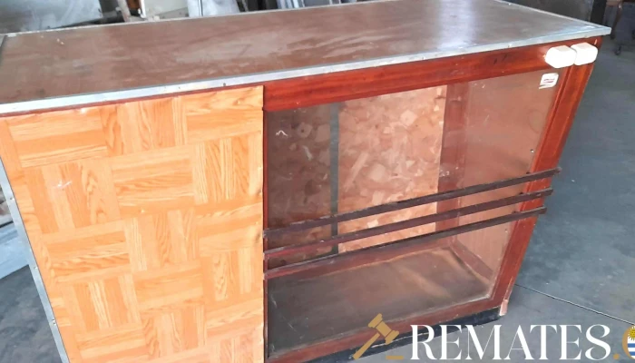 mostrador en madera frente de vidrio