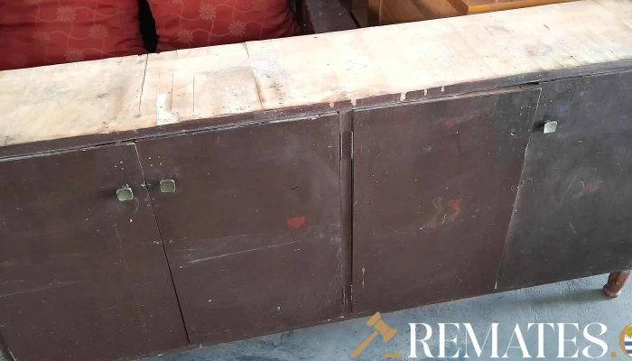 muebl bajo de madera de 4 puertas