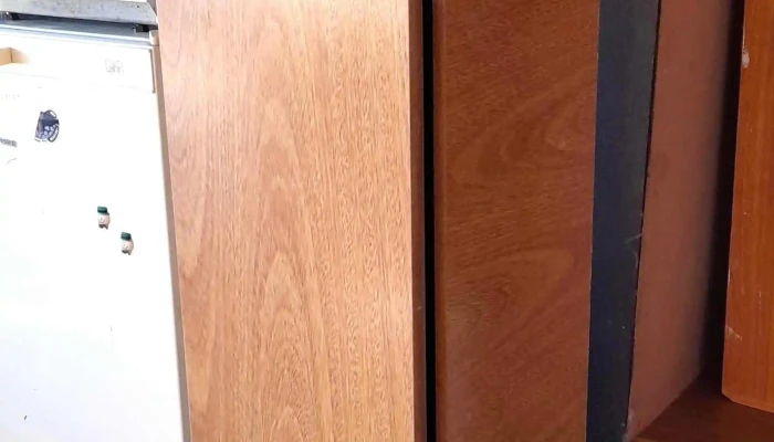 mueble angosto de 2 puertas