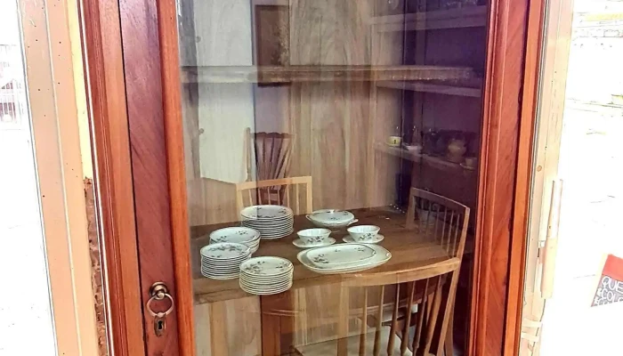 Mueble biblioteca o vajillero en cedro impecable estado