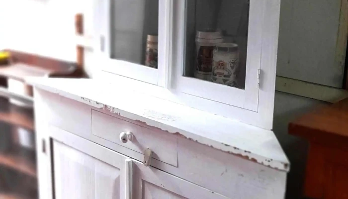Mueble esquinero en pino pintado blanco