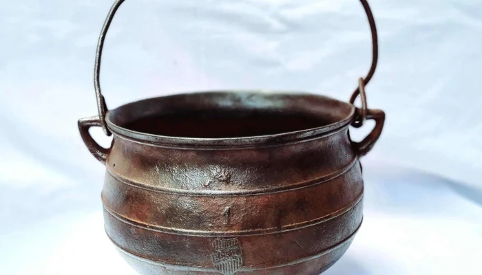 Olla de hierro antigua sellada sana
