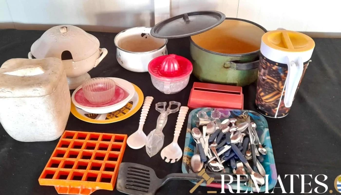 olla esmaltada , cubiertos, conservadora y utiles de cocina