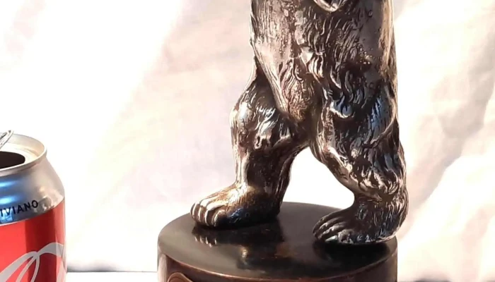 Oso de metal en base de madera publicidad de Berndorf 27 cm altura