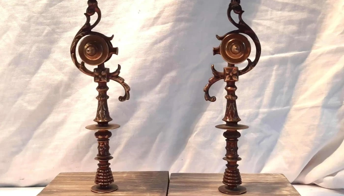 Par de candelabros en bronce