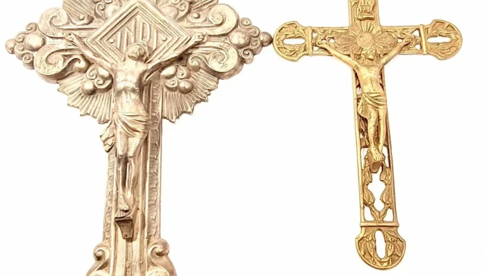 Par de crucifijos en bronce macizo , uno niquelado