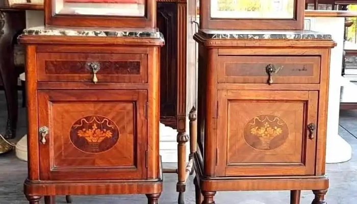 Par de mesitas de noche en cedro y mármol negro con marquetería