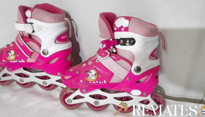 par de patines tipo roller rosados