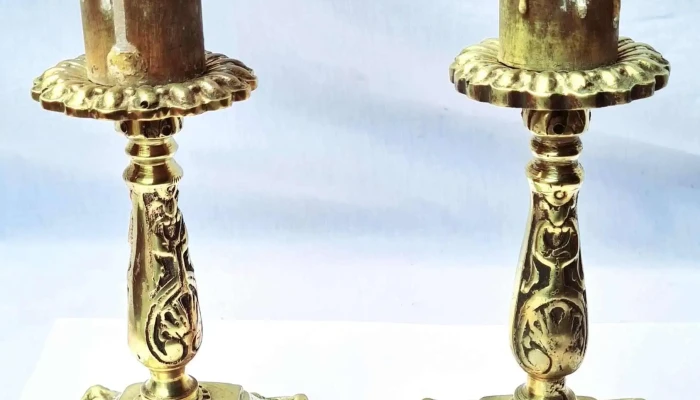 Par de pie de veladoras de bronce macizo